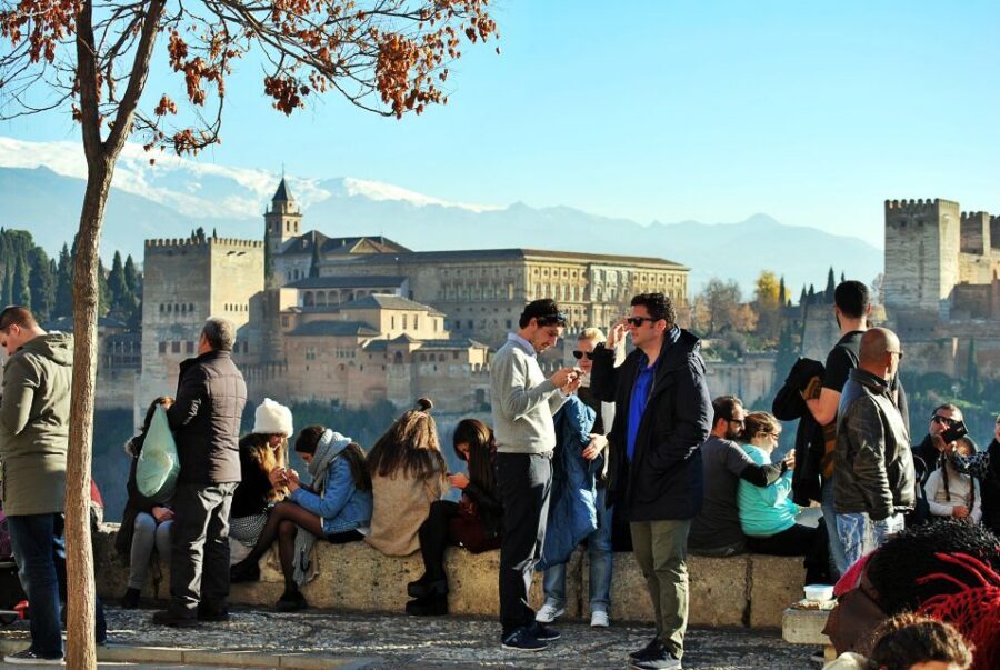 Granada: Albaicín, Sacromonte & Museum of Caves Walking Tour - The guides: why this tour often feels personal