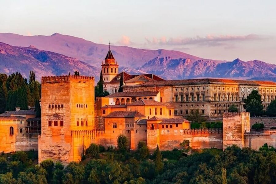 Granada : Albayzin and Sacromonte Walking Tour - Practical Tips That Make or Break the Walk