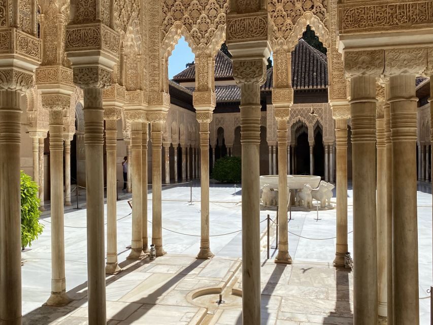 Granada: Alhambra, Alcazaba, and Generalife Private Tour - Meeting at P.º del Generalife and Getting In Without Losing Your Morning
