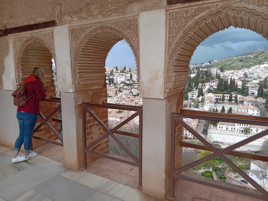 Granada: Alhambra, Alcazaba, and Nasrid Palaces Tour - What to Expect From the Italian Commentary and Headphones