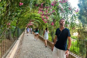 Granada: Alhambra and Generalife Garden Ticket & Guided Tour - Meeting at the Access Pavilion (and how to avoid first-10-min chaos)