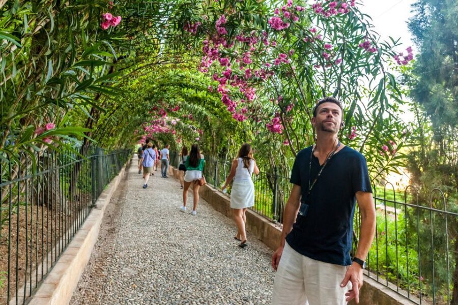 Granada: Alhambra and Generalife Garden Ticket & Guided Tour - Meeting at the Access Pavilion (and how to avoid first-10-min chaos)