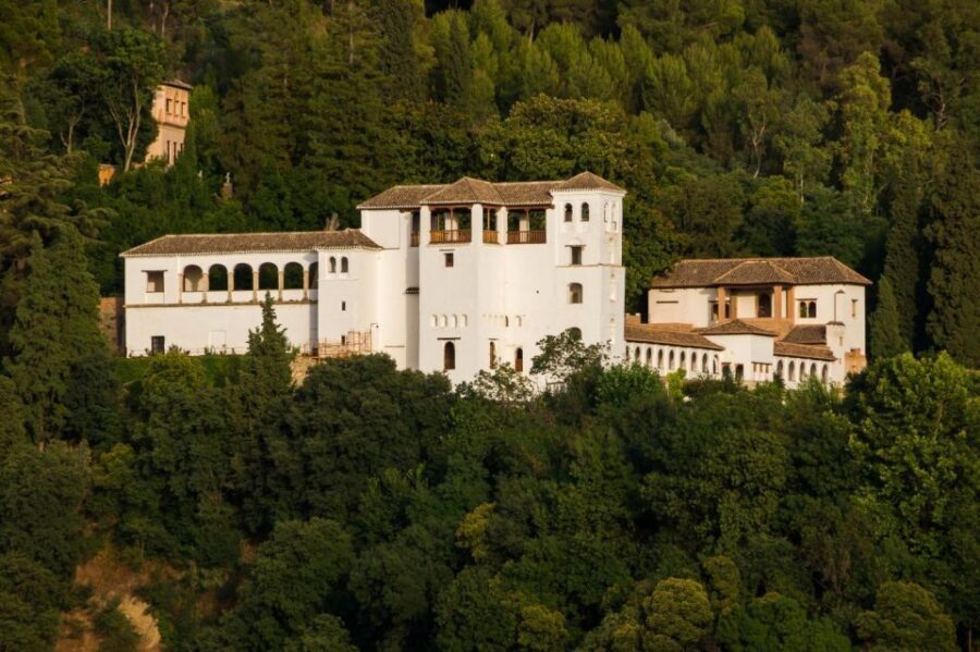 Granada Alhambra and Generalife Gardens Experience Tour - First stop: Alcazaba Fortress and the oldest Alhambra views