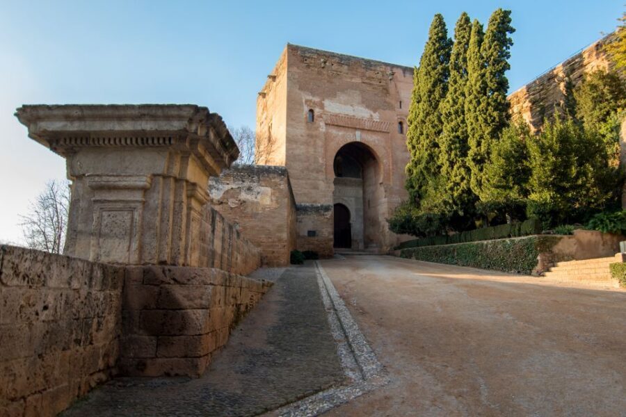 Granada Alhambra and Generalife Gardens Experience Tour - Live guide vs audio: choose the pace that fits you