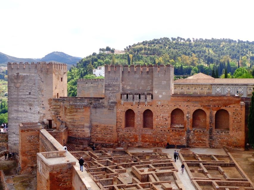 Granada: Alhambra and Generalife Gardens Guided Tour - Generalife Palace and the Garden of Treasure finish
