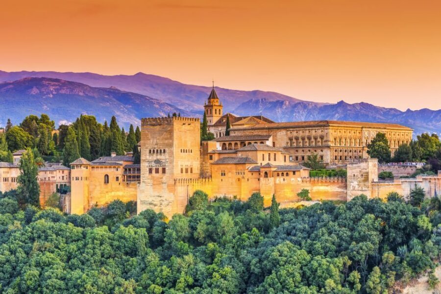 Granada: Alhambra and Generalife Gardens Guided Tour - Guides and real-world pacing on the walk
