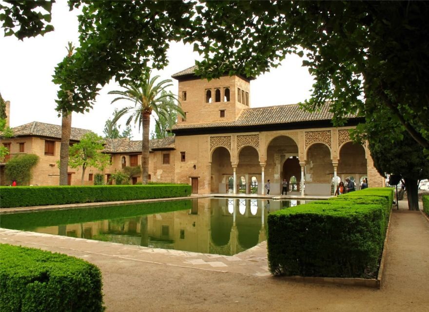 Granada: Alhambra and Generalife Gardens Guided Tour - Finding the guide at Alhambra (and why the orange umbrella helps)