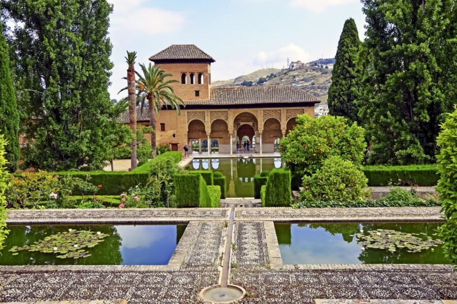 Granada: Alhambra and Generalife Private Fast-Track Tour - Who this tour is best for