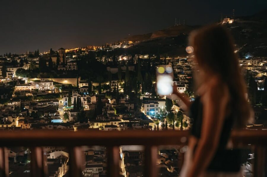 Granada: Alhambra and Nasrid Palaces Guided Tour at Night - Starting outside: Puerta de la Justicia and the fortress vibe