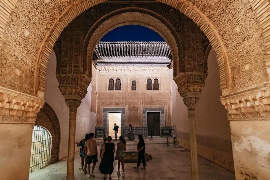 Granada: Alhambra and Nasrid Palaces Guided Tour at Night - How the guide makes this worth $64