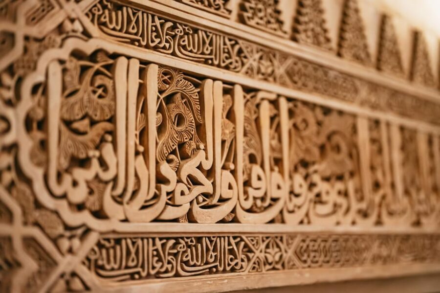 Granada: Alhambra and Nasrid Palaces Guided Tour at Night - Group tour vs private: what changes in your experience