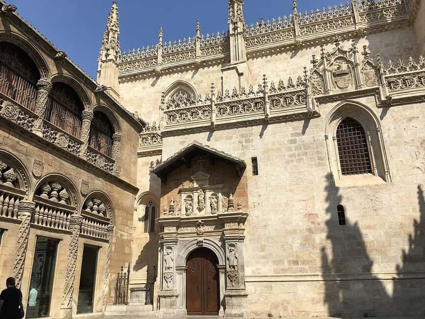 Granada: Alhambra, Cathedral, Royal Chapel and Albayzin tour - Albaycín and Sacromonte: why a live guide matters here