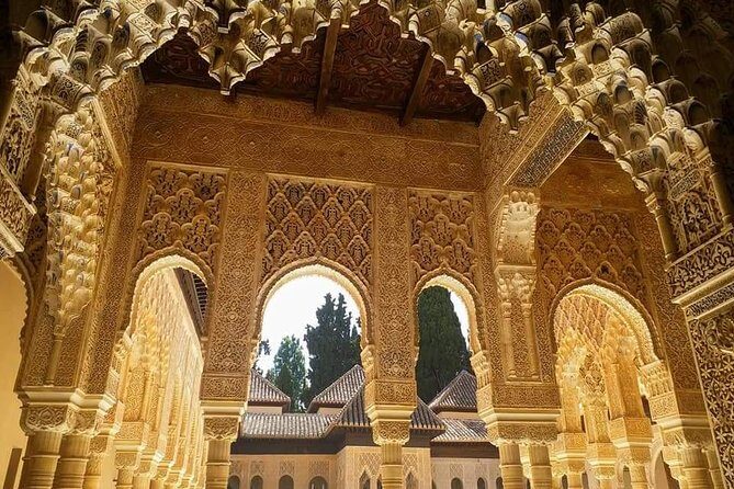 Granada: Alhambra Comlex + Nasrid Palaces + Alcazaba Guided Tour - Starting point: arriving near Alhambra without the hassle