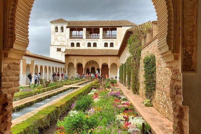 Granada: Alhambra Comlex + Nasrid Palaces + Alcazaba Guided Tour - Nasrid Palaces: why this guided skip matters
