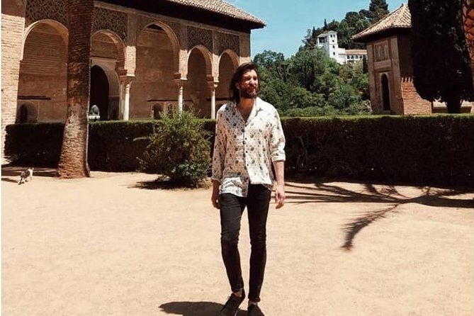 Granada: Alhambra Comlex + Nasrid Palaces + Alcazaba Guided Tour - Generalife gardens: the calm counterweight you’ll feel