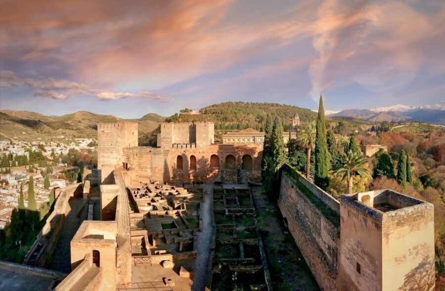 Granada: Alhambra Fast-Track Guided Tour - Key things that make this Alhambra tour worth your time