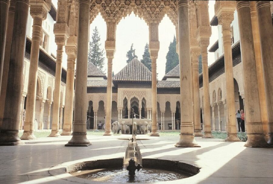 Granada: Alhambra, Generalife & Albaicin Private Tour - Nasrid Palaces: The Main Event for Islamic Art and Palace Life