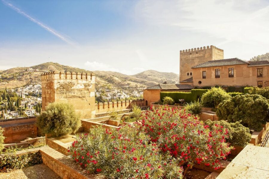 Granada: Alhambra, Generalife & Albaicin Private Tour - Plaza de San Nicolás: Classic Views, and a Reason to Pause