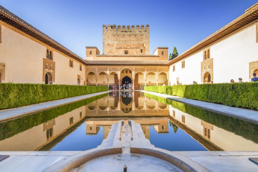 Granada: Alhambra, Generalife & Albaicin Private Tour - Generalife Gardens on Sabika Hill: A Calm Setup Before the Palaces