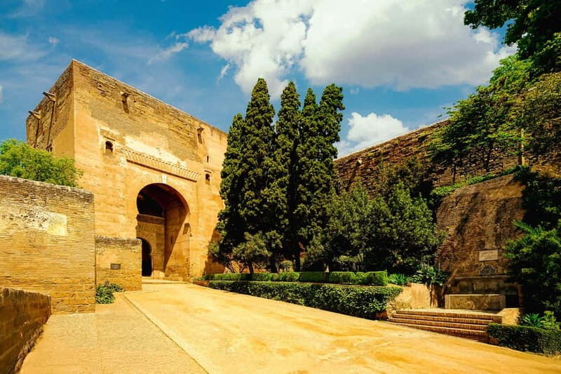 Granada: Alhambra, Generalife & Nasrid Palaces Guided Tour - Nasrid Palaces: The Moorish Details You’ll See Differently