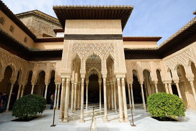 Granada: Alhambra Guided Tour including Nasrid Palaces - Generalife Gardens: the calm before the palace wow