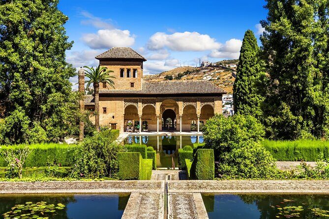 Granada: Alhambra Guided Tour including Nasrid Palaces - Charles V Palace and what it adds (without stealing the show)