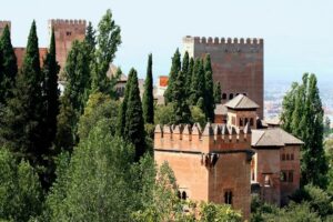 Granada: Alhambra Guided Tour w/ Nasrid Palaces & City Pass - Inside the Nasrid Palaces: where the value concentrates
