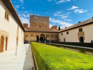 Granada: Alhambra Guided Tour with Nasrid Palaces - Polinario Café Bar Start: Getting In Without Stress