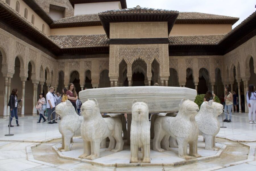 Granada: Alhambra Guided Tour with Nasrid Palaces - Generalife Gardens: Where the Pace Slows and Water Does the Talking