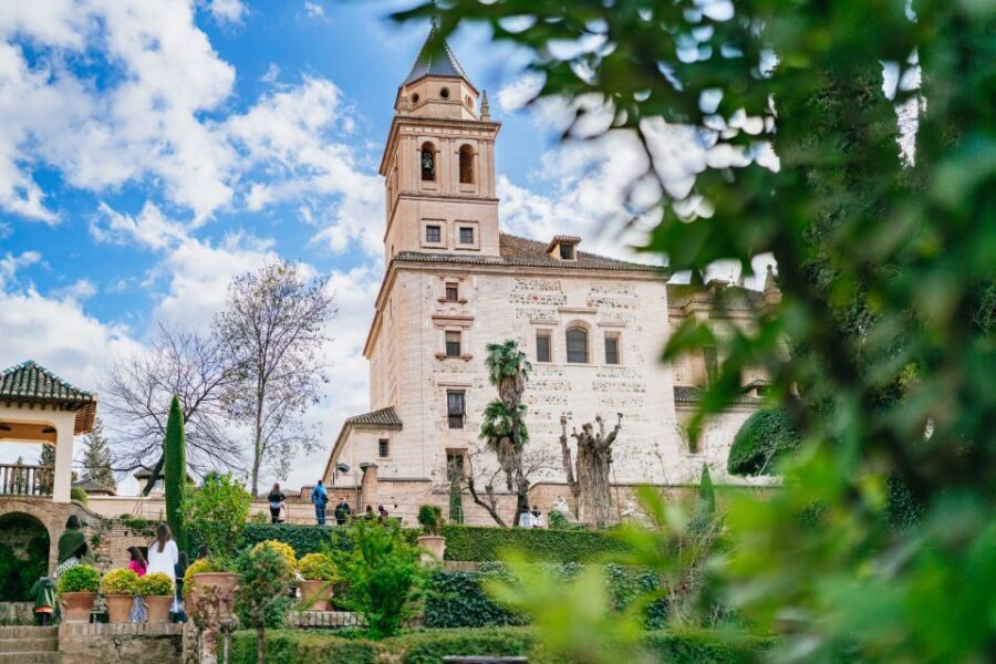 Granada: Alhambra Guided Tour with Nasrid Palaces & Gardens - Practical Tips That Make the Tour Easier