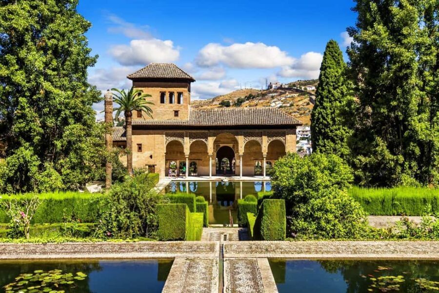 Granada: Alhambra Guided Tour with Nasrid Palaces & Gardens - Generalife Gardens: a quiet start with Granada views