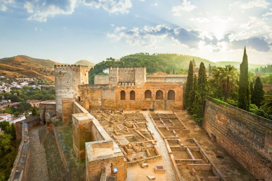 Granada: Alhambra, Nasrid, and Generalife Private Tour - Alcazaba viewpoints: Granada and the Darro River from above