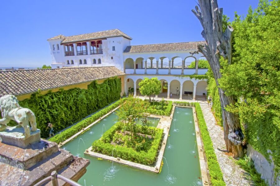 Granada: Alhambra, Nasrid, and Generalife Private Tour - Generalife Gardens: the summer palace that cools your whole experience
