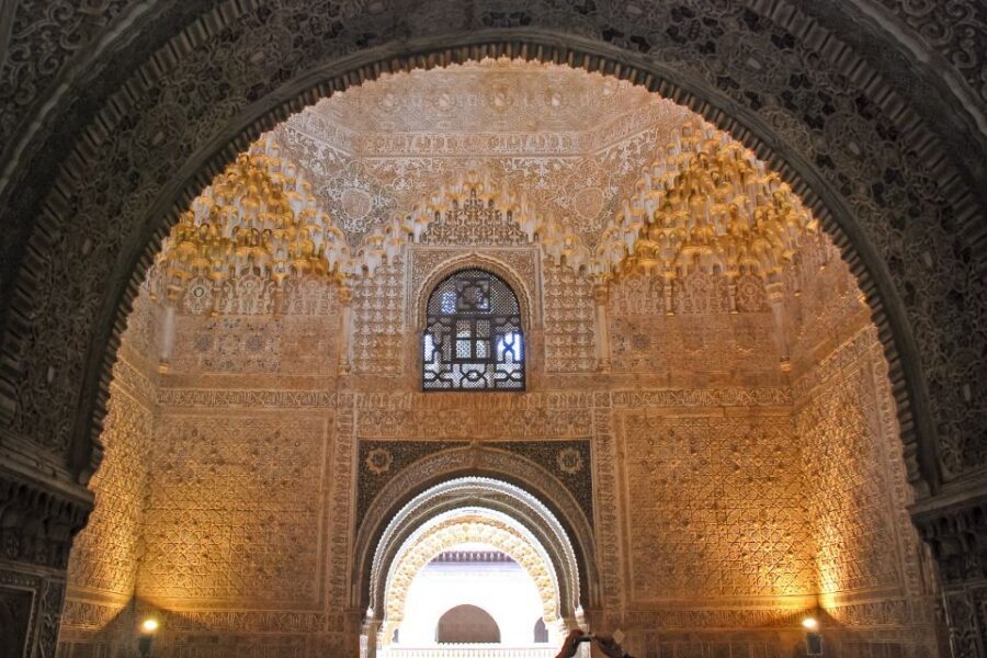 Granada: Alhambra, Nasrid, and Generalife Private Tour - The guide matters: what art-historian-led tours do well