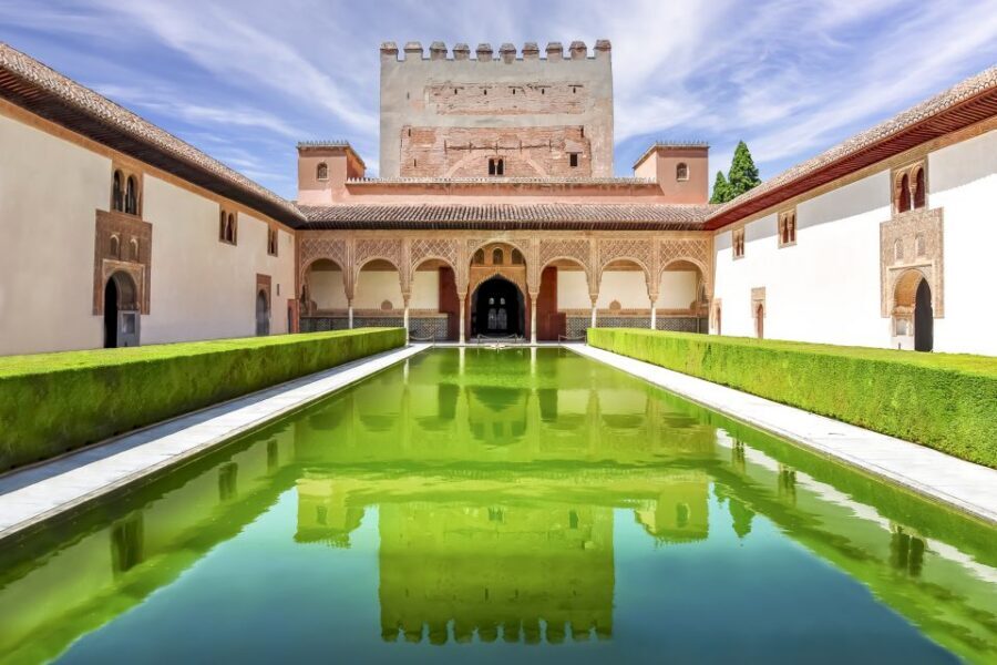 Granada: Alhambra, Nasrid, and Generalife Private Tour - Pace and group size: why 3 hours can feel like more