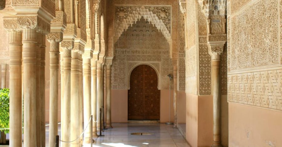 Granada: Alhambra & Nasrid Palaces Small Group Guided Tour - Generalife Gardens and Palace: A Break That Still Feels Part of the Story