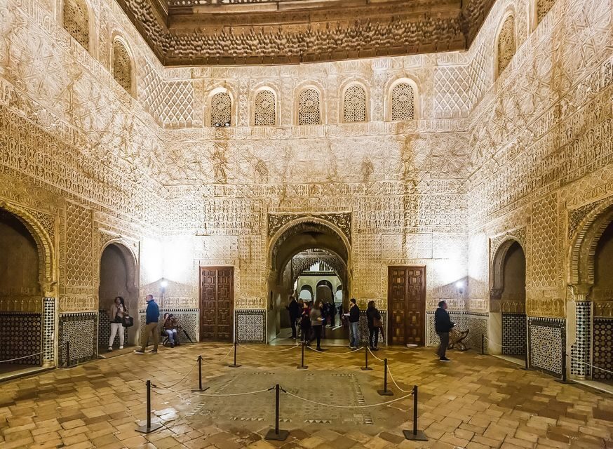 Granada: Alhambra & Nasrid Palaces Tour with Tickets - Generalife Gardens: A Kings’ Retreat With Real Breathing Room