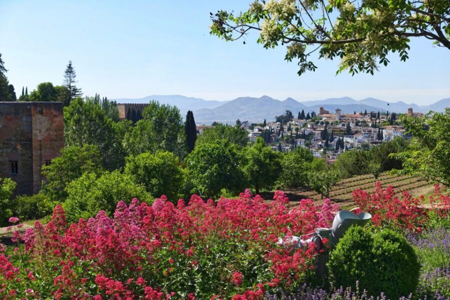 Granada: Alhambra Regular Tour - Headphones, pacing, and what can affect your comfort