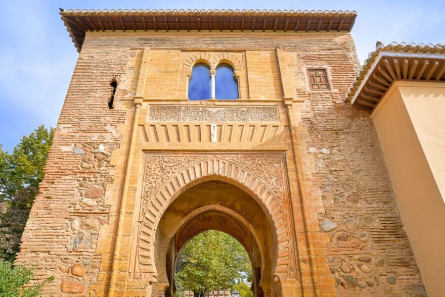 Granada: Alhambra Small Group Tour with Nasrid Palaces - Alhambra in 3 hours: why the small-group format matters