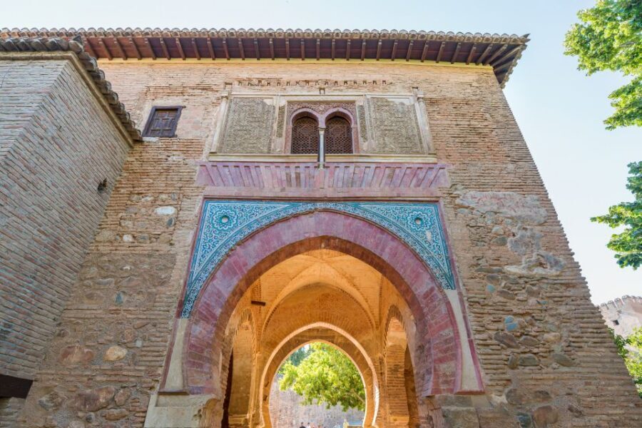 Granada: Alhambra Ticket and Guided Tour with Nasrid Palaces - Finding your guide and timing the crowds