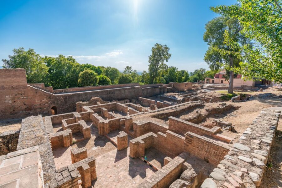 Granada: Alhambra Ticket and Guided Tour with Nasrid Palaces - Nasrid Palaces and Patio de los Leones: how to read Islamic art