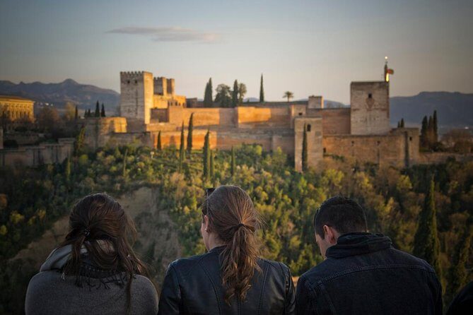 Granada and Albaicin: Wine and Tapas Tour - Mirador San Nicolás: how to time the climb for the Alhambra view