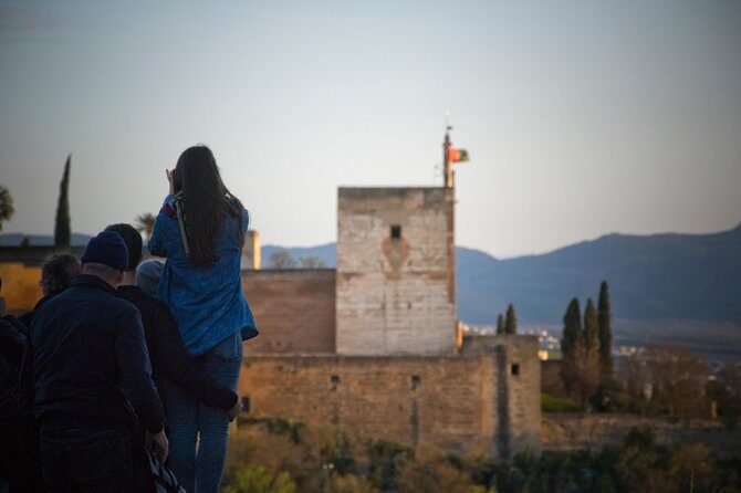 Granada and Albaicin: Wine and Tapas Tour - Drinks, pacing, and what to expect from the wine-and-tapas vibe