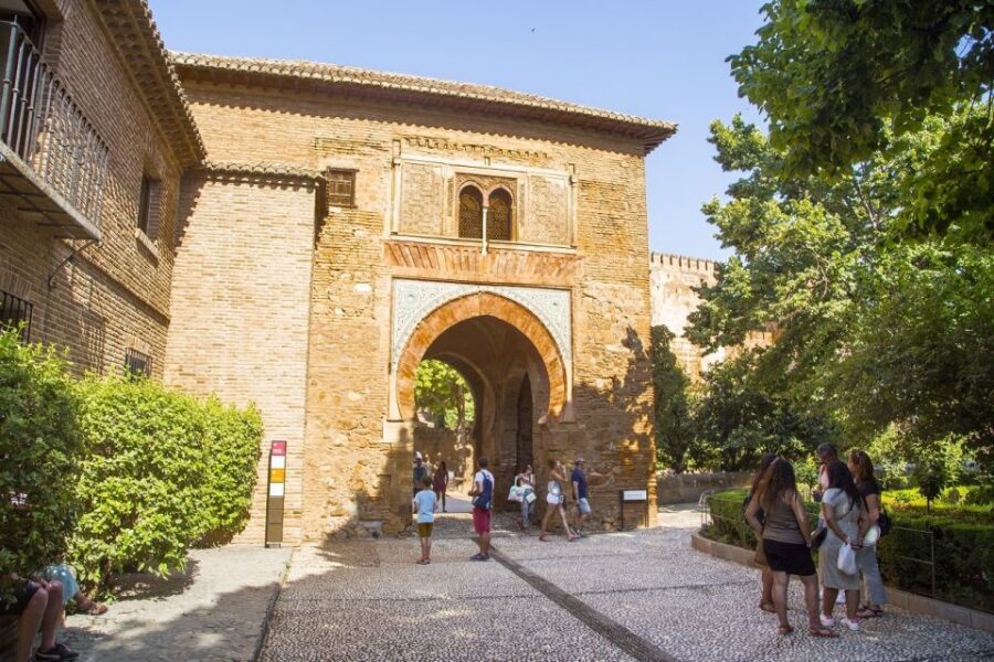 Granada: Combo Alhambra, Albaicín, and Sacromonte Tour - Who should book this Alhambra + Albaicín + Sacromonte combo?