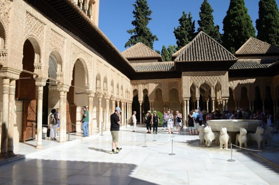 Granada: Combo Alhambra, Albaicín, and Sacromonte Tour - What the guide adds (beyond just pointing)