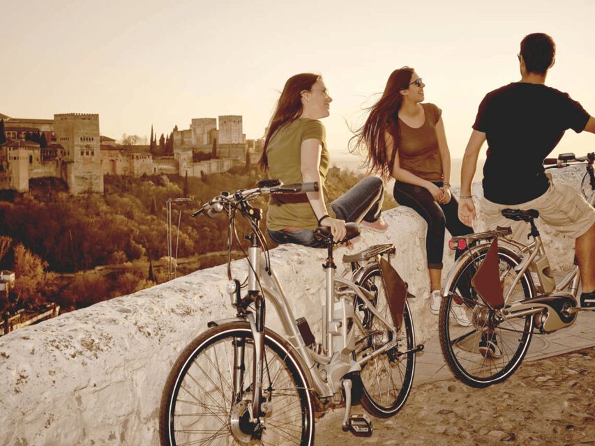 Granada: Electric Bike Tour of Albayzin and Sacromonte - Where the tour starts: Carrera del Darro, the Albayzín doorstep
