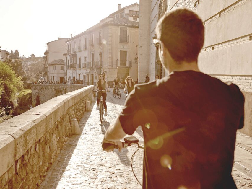 Granada: Electric Bike Tour of Albayzin and Sacromonte - Paseo de los Tristes to Fuente del Avellano: a scenic warm-up