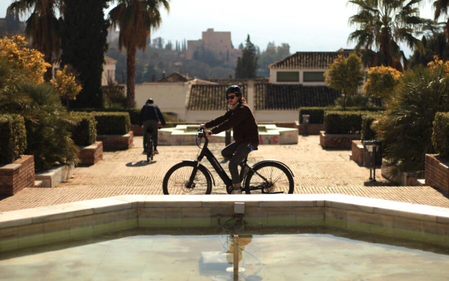 Granada: Highlights & Viewpoints eBike Tour with Tapas Break - Private vs small group: choosing the right pace