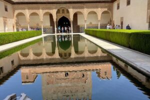 Granada : Private Alhambra Tour + Nazaries Palaces (VIP) - Meeting point at Restaurante La Mimbre and staying on track