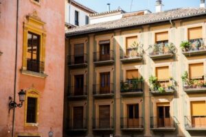 Granada: Private custom tour with a local guide - Meeting up, hotel pickup, and how the day starts smoothly